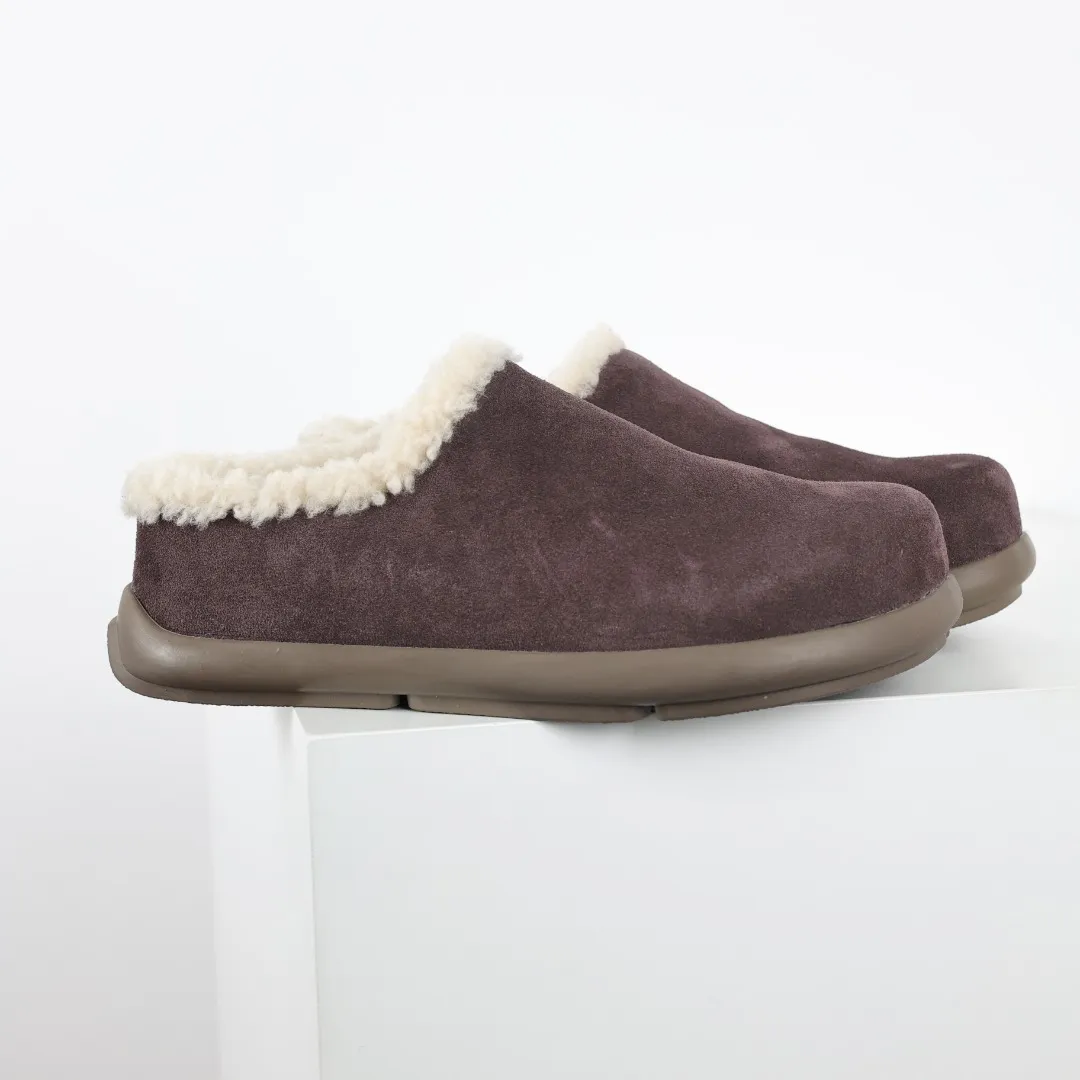 Pick up locally💰560 Core recommendation Good price Independently developed original outsole and cashmere insole to keep you warm in winter and suitable for home use. In the new year, uug launched a style series, which is partially geared towards the preferences of young consumers and has also moved to the forefront of fashion trends. Shoe body material Water-repellent coated suede upper 17 mm UGGPURE™ implanted wool insole Lightweight non-slip comfortable rubber outsole With brand LOGO trademark Comes with a full set of packaging Size: 35 36 37 38 39 40 41 42 43 44
